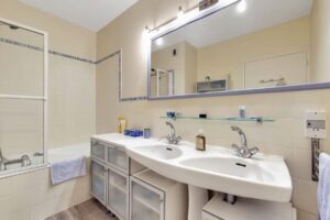 Urban-Sejour-Lyon-5-les-Hauts-de-Saint-Just-appartement-meuble-location-salle-de-bain