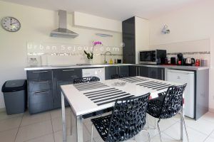 genas-location-fraternite-rez-de-jardin-cuisine-b