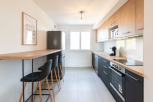 Urban-sejour-immeuble-saint-priest-centre-appartement-3-chambres-location-saisonniere-cuisine-fenetre