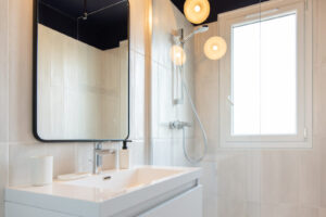 Urban-sejour-immeuble-saint-priest-centre-appartement-3-chambres-location-saisonniere-salle-de-bain-douche