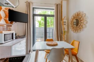 Lyon-8-Grange-blanche-hopital-studio-4-urban-sejour-location-temporaire-table