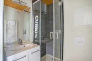 Lyon-8-Grange-Blanche-Hopital-studio-9-urban-sejour-location-temporaire-douche