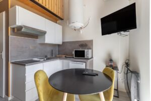 Lyon-8-Grange-Blanche-Hopital-studio-9-urban-sejour-location-temporaire-table